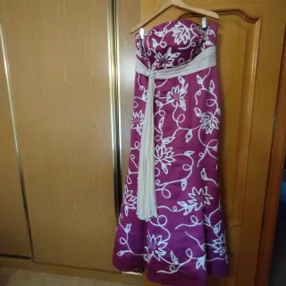Vestido de fiesta morado y blanco