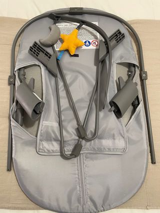 Hamaca bebé gris con juguetes y balanceo natural