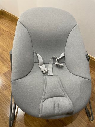 Hamaca bebé gris con juguetes y balanceo natural