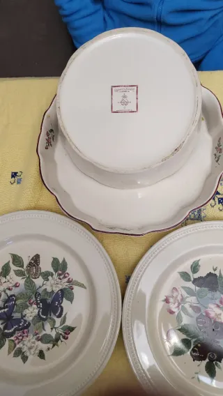 Lote Porcelana con flores y mariposas. (TODO)