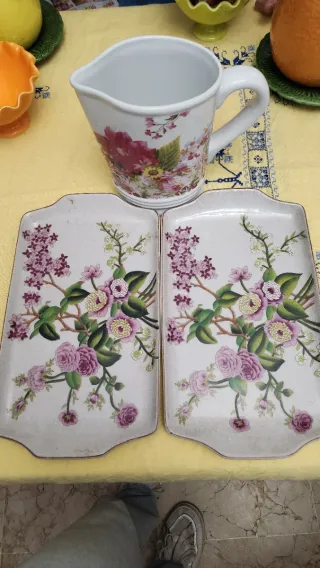 Lote Porcelana con flores y mariposas. (TODO)
