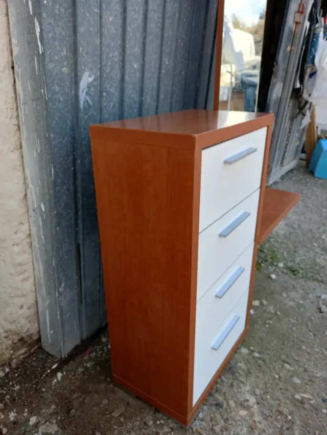 Cómoda con espejo y balda