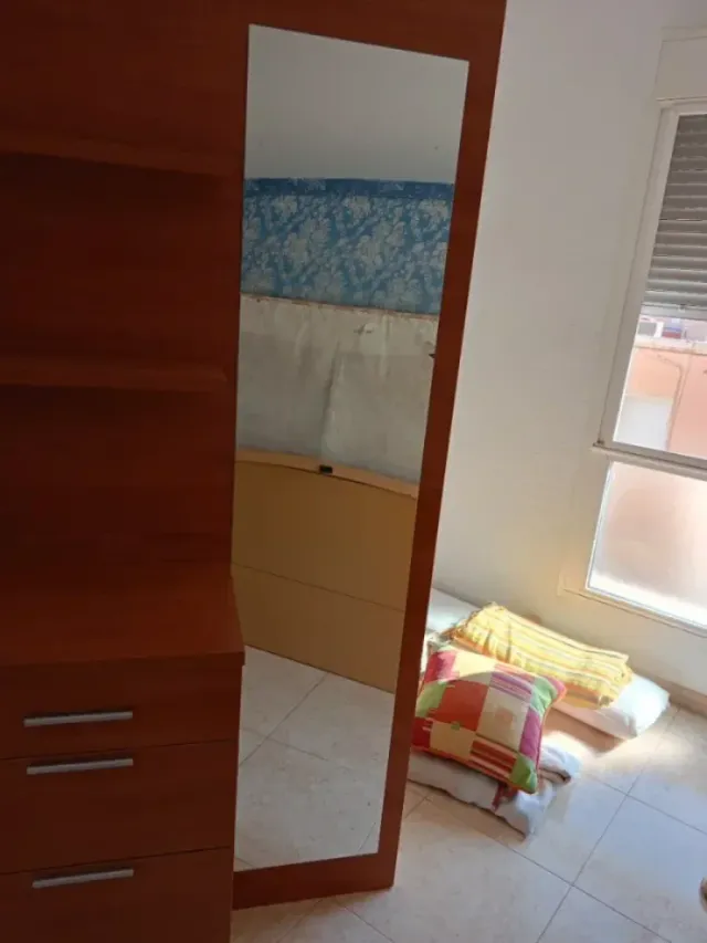 Cómoda con baldas y espejo