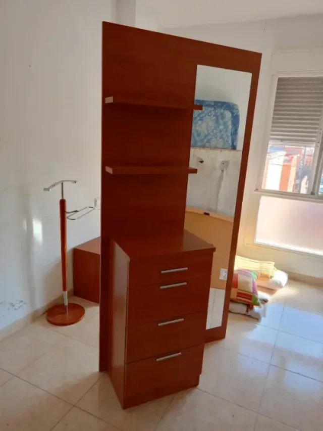 Cómoda con baldas y espejo