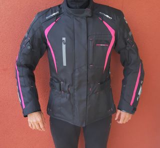 Casco abatible y chaqueta de moto