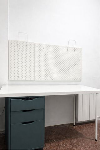 Escritorio blanco moderno con cajonera – Perfecto