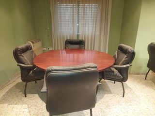 Mesa y sillas de despacho