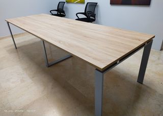 Mesa de conferencias grande de madera y metal
