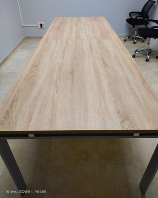 Mesa de conferencias grande de madera y metal