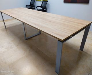 Mesa de conferencias grande de madera y metal