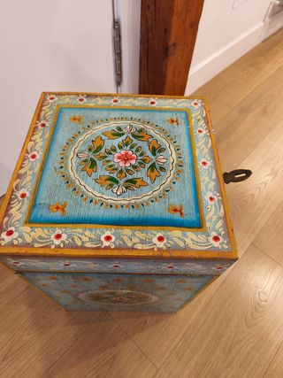 Cajón/Mesilla de madera pintada a mano