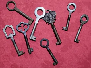 Lote de 8 llaves antiguas.