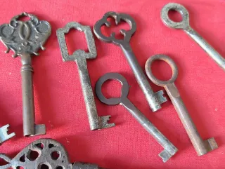 Lote de 8 llaves antiguas.
