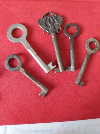 Lote de 8 llaves antiguas.
