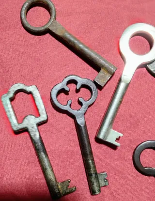Lote de 8 llaves antiguas.