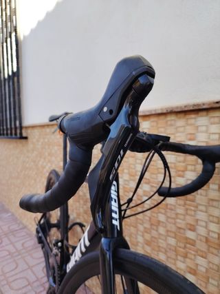 Se vende bicicleta de carretera por falta de uso.