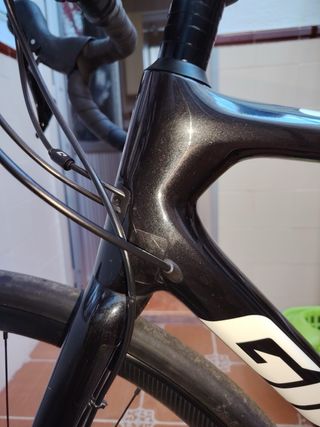 Se vende bicicleta de carretera por falta de uso.