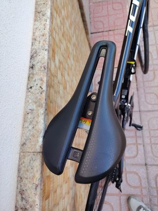 Se vende bicicleta de carretera por falta de uso.