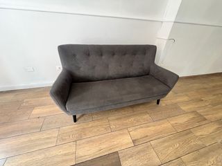 Sofá gris de tela