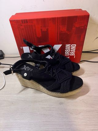 Sandalias cuña Xti negras macramé
