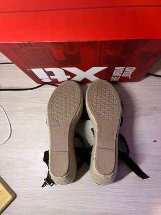 Sandalias cuña Xti negras macramé