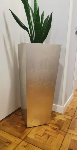 Maceteros pedestal plateado