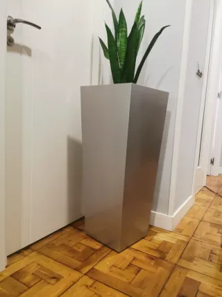 Maceteros pedestal plateado