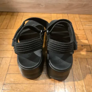 Sandalias negras tiras Steppi