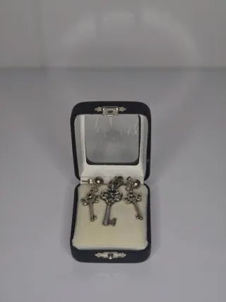 Set di gioielli con ciondolo e orecchini