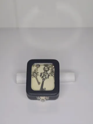 Set di gioielli con ciondolo e orecchini