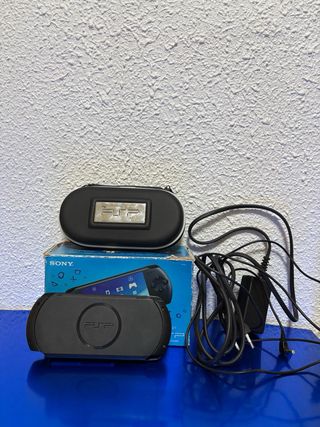 PSP con scatola originale, caricatore e custodia