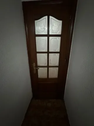 Puerta de madera con cristal