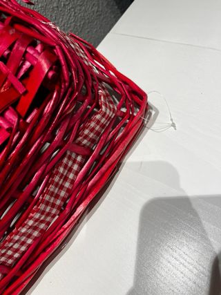 Cesta mimbre roja con lazo