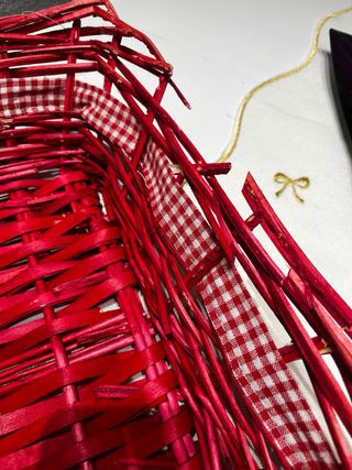 Cesta mimbre roja con lazo