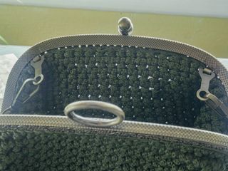 Bolso vintage verde tejido con cierre metálico