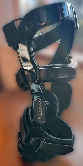 Rodillera ortopédica DonJoy Defiance M Derecha CI