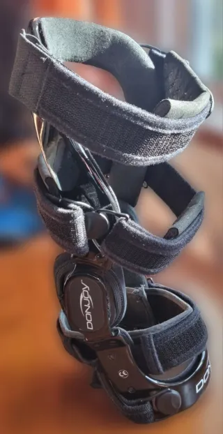 Rodillera ortopédica DonJoy Defiance M Derecha CI