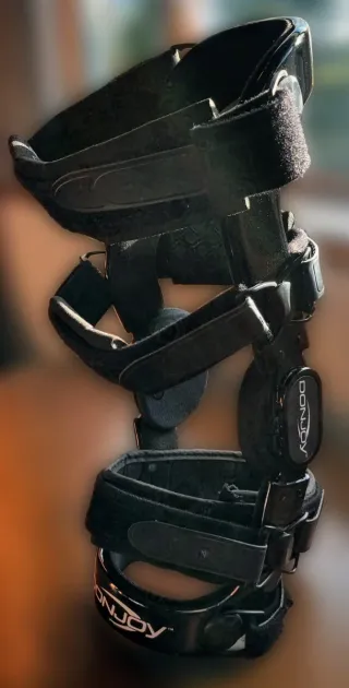 Rodillera ortopédica DonJoy Defiance M Derecha CI