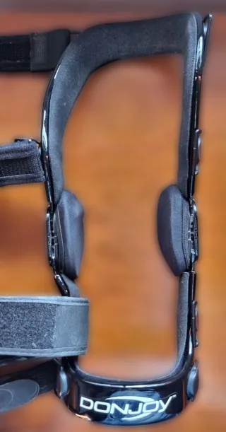 Rodillera ortopédica DonJoy Defiance M Derecha CI