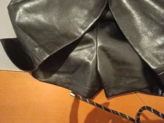 Falda de piel negra del BERSHKA talla s