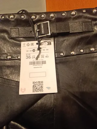 Falda de piel negra del BERSHKA talla s