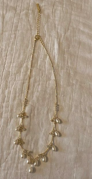 Collana e orecchini, colore dorato con perle.