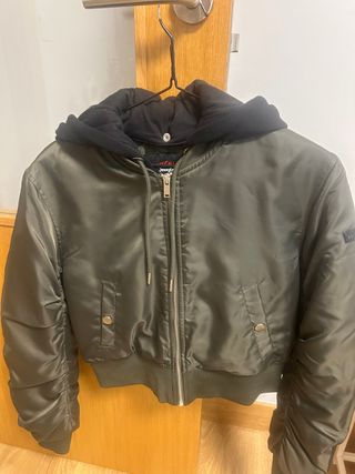 Cazadora bomber satén verde con capucha negra