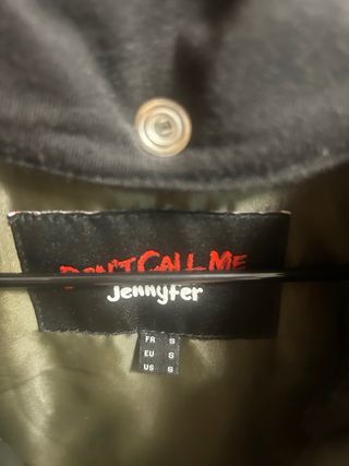 Cazadora bomber satén verde con capucha negra