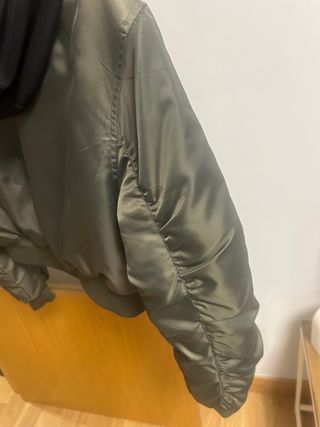 Cazadora bomber satén verde con capucha negra