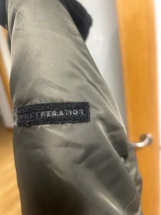 Cazadora bomber satén verde con capucha negra