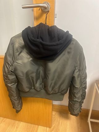 Cazadora bomber satén verde con capucha negra
