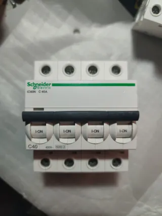 Schneider Electric A9F89440 Interruptor Automático