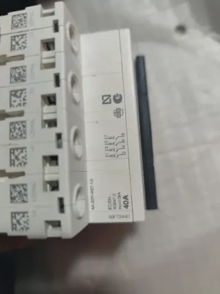 Schneider Electric A9F89440 Interruptor Automático