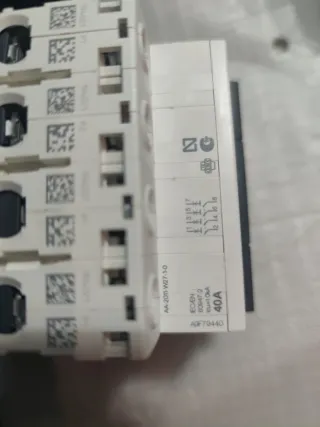 Schneider Electric A9F89440 Interruptor Automático